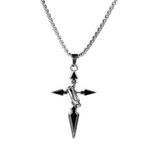Détail de la chaîne argentée avec pendentif croix noire sur fond blanc