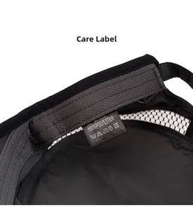 Detail der Netzfutter-Innenseite und des 100% Polyester-Waschetiketts der schwarzen Kappe