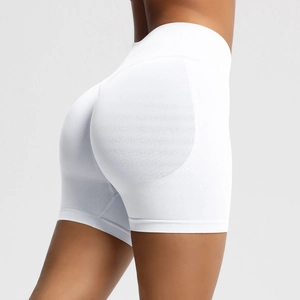 Détail du short de yoga blanc sans couture taille haute avec effet push-up et tissu respirant