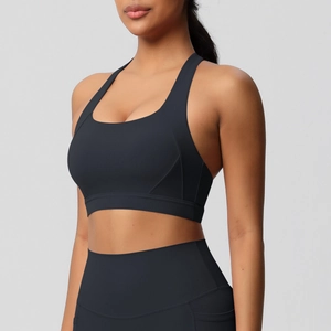 Zijaanzicht van de zwarte sportbeha en legging set met stevige platte naden
