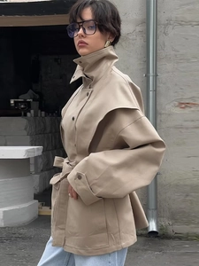 Détail du cordon de serrage et des revers sur un trench-coat beige pour femme