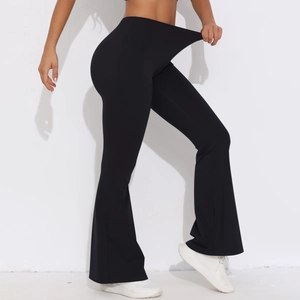 Detailansicht des hochtaillierten elastischen Bundes und der Dehnbarkeit der Yoga-Hose