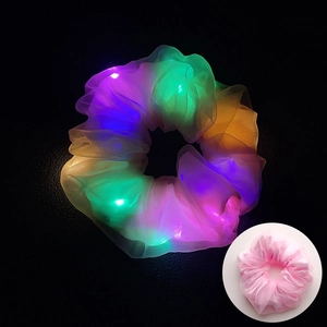 Détails des lumières LED colorées dans les chouchous en organza de maille translucide