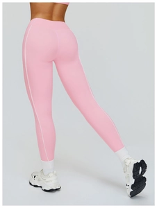 Dettaglio dei leggings da yoga rosa a vita alta con strisce laterali bianche e finitura opaca