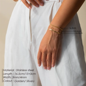 Détail d'un ensemble de bracelets dorés en acier inoxydable avec chaînes serpent et billes