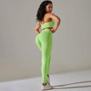 Gros plan sur la texture côtelée sans couture et le tissu vert citron de l'ensemble yoga