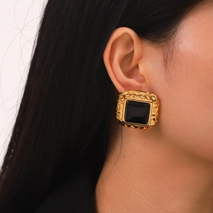 Boucles d'oreilles carrées en acier inoxydable doré avec agate noire sur modèle