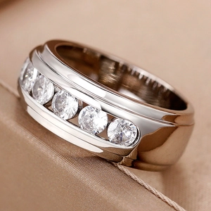 Vista macro de anillo de boda plateado para hombre con circonitas engastadas y acabado pulido