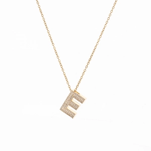 Detailaufnahme von 18K Gold Anhänger Buchstabe E mit glitzernden Zirkonia Steinen