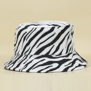 Détail d'un chapeau bob en fausse fourrure à motif zèbre avec une texture douce et peluche