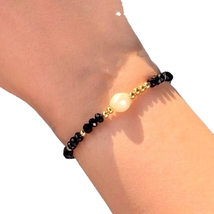 Bohemian style bracelet with black faceted crystal beads and center pearl for women