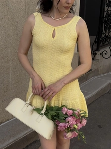 Mini abito giallo senza maniche in maglia con scollo a goccia e trama jacquard