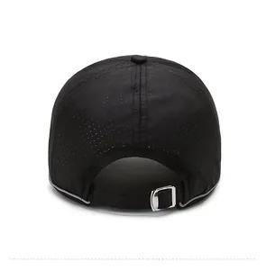 Rückansicht der schwarzen atmungsaktiven Mesh-Baseballkappe mit Metallschnalle und Reflektor