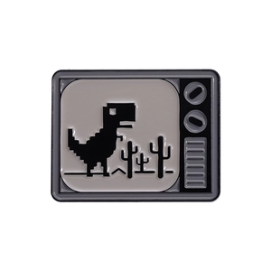 Spilla smaltata creativa con dinosauro pixel in uno schermo TV retrò e scena di cactus