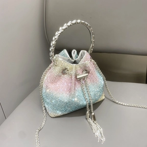 Dettaglio borsa a secchiello da sera con strass arcobaleno e manico in metallo argento