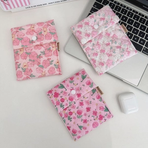 Detaillierte Ansicht der rosa geblümten gesteppten Baumwolltaschen für die Organisation