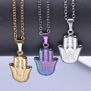 Trois pendentifs Main de Fatma en or, arc-en-ciel et argent avec gravures détaillées