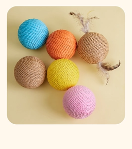 Primer plano de pelotas de sisal para gatos en varios colores con plumas