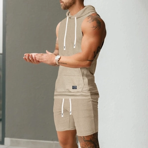 Vue latérale de l'ensemble tricoté kaki avec sweat à capuche sans manches et short