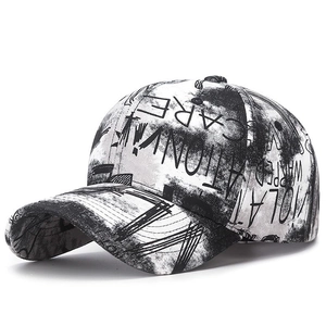 Casquette de baseball style urbain avec imprimé graffiti noir et blanc et visière