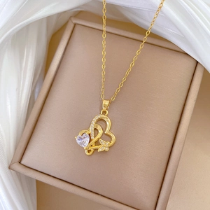 Collier élégant en acier titane doré avec pendentif cœur et zircons papillon