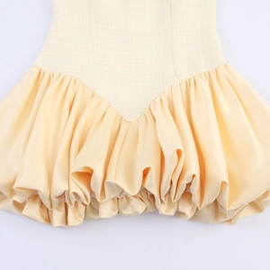 Robe à bretelles en tweed jaune avec ourlet bulle en satin et détails contrastés