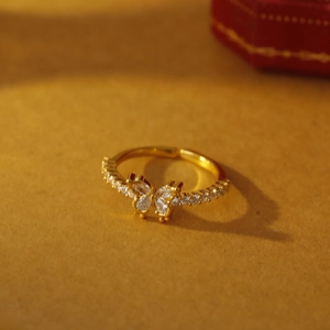 Eleganter goldener Schmetterlingsring mit Zirkonia auf einem verstellbaren Band