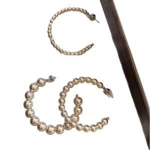 Eleganti orecchini a cerchio a C color oro champagne con perle dal design vintage