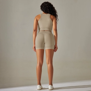 Rückansicht des nahtlosen Yoga-Sets mit gerippten Shorts und Racerback-Top in Beige-Nuancen