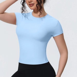 Détail du t-shirt de yoga bleu clair montrant le tissu respirant et les coutures sport