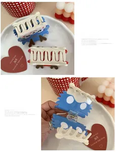 Dettaglio di simpatiche mollette a forma di drago in resina blu e bianca con molla in metallo