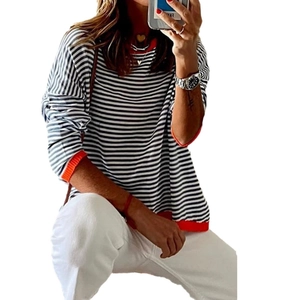 Pull en tricot à rayures avec col rond orange contrastant et épaules tombantes pour femme