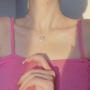 Elegante collana con ciondolo a fiocco in argento sterling 925 indossata in luce calda