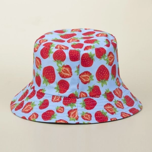 Gros plan sur l'imprimé fraise du chapeau bob en toile de coton bleu clair