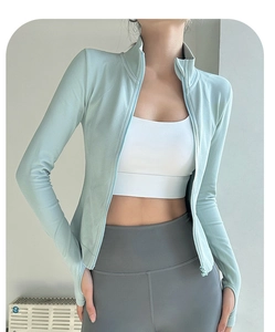Détail de la veste de sport vert menthe avec passe-pouces et tissu extensible respirant