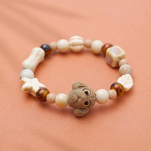 Détail macro d'un bracelet de chien mignon avec perles en céramique en forme d'os et d'étoile