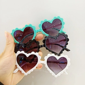 Lunettes de soleil cœur pour enfants à bords festonnés en menthe, noir et blanc