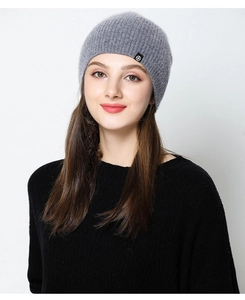 Textura detallada del gorro de lana gris con una pequeña etiqueta con logo en el lateral
