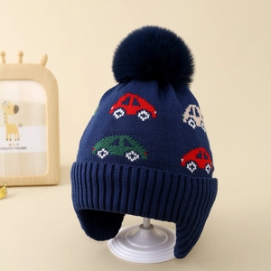 Detaillierte Ansicht der dunkelblauen Strickmütze mit Auto-Motiven und flauschigem Bommel