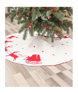 Détail du tapis de sapin de Noël blanc tricoté avec motifs de rennes et flocons rouges