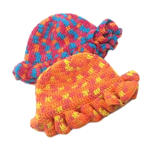 Cappello da sole all'uncinetto fatto a mano con tesa a volant e motivi a maglia colorati