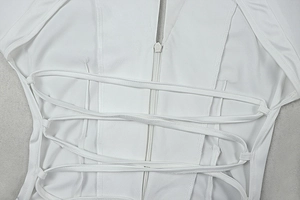 Détail de robe blanche froncée avec laçage latéral et fermeture éclair invisible