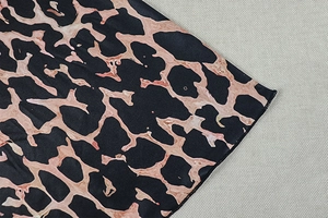 Nahaufnahme von Leopardenstoff mit glatter Textur und hochwertigen Verarbeitungsdetails