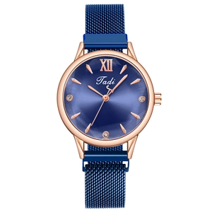 Montre quartz femme en or rose avec cadran bleu soleil et bracelet en maille milanaise