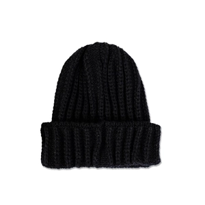 Vue détaillée de la texture en maille côtelée verticale sur le bonnet noir d'hiver