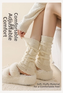 Détails de la texture tricotée des jambières blanc cassé avec motifs côtelés