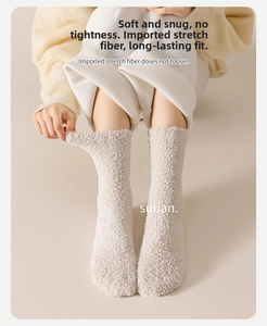Gros plan de chaussettes en molleton corail beige montrant une texture douce et chaude