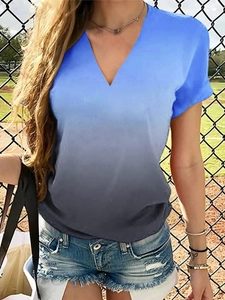 Camiseta de mujer con cuello en V y manga corta con diseño de degradado azul y negro