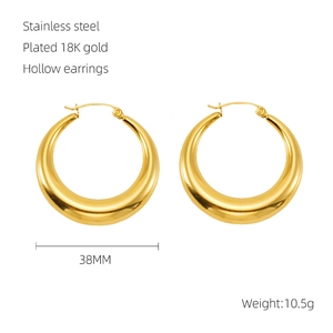 Detail von 38mm hohlen, 18 Karat vergoldeten Edelstahl-Creolen mit Hochglanzpolitur
