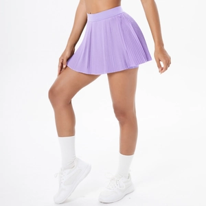 Detailaufnahme des hellvioletten Faltenrockes mit hoher Taille und atmungsaktivem Stoff
